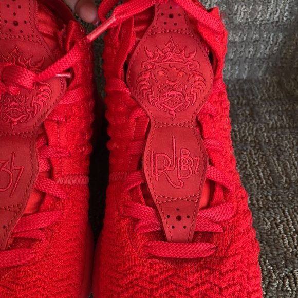 Boys Red Lebrons Size 5 - Picture 2 of 7